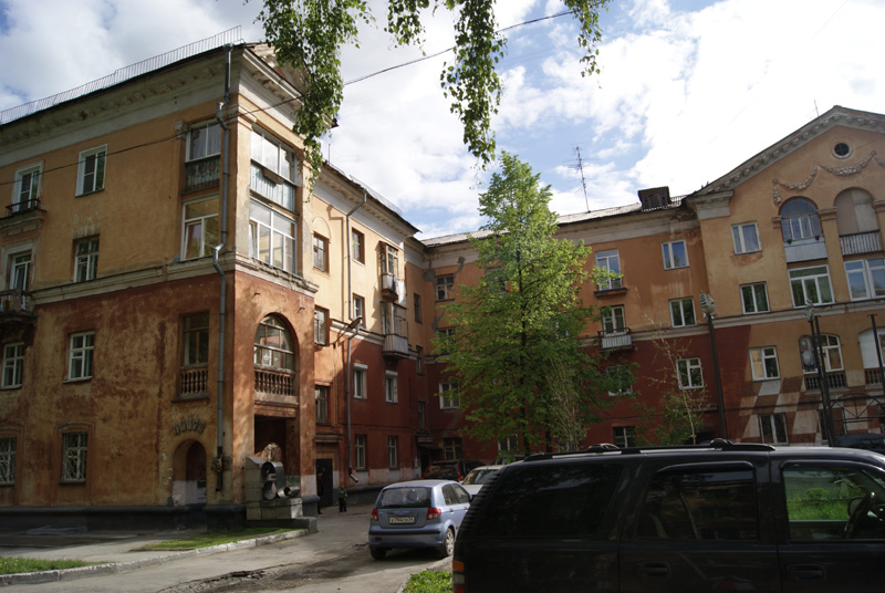 Жилой дом и двор «Алиса». 1-й Краснодонский переулок, 9 в Калининском районе г. Новосибирска